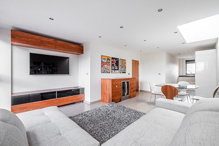 2 Bedroom Apartment To Rent In Hoxton Square, London, N1