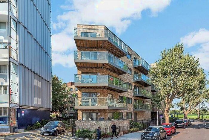 3 Bedroom Flat For Sale In Glengarnock Avenue, London, E14