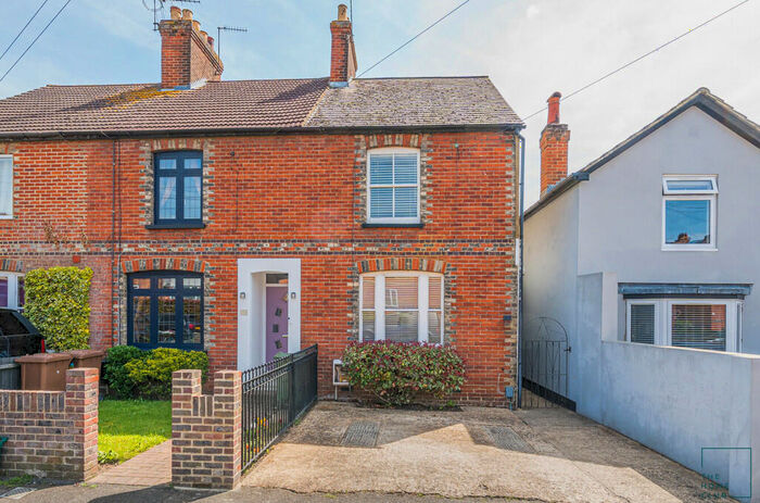 2 Bedroom End Of Terrace House To Rent In Barrack Road, Guildford, GU2