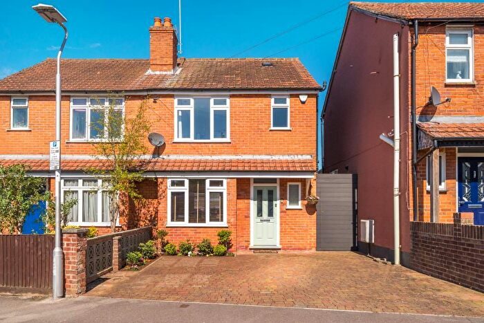 3 Bedroom Semi Detached House For Sale In West Reading, Berkshire, RG30