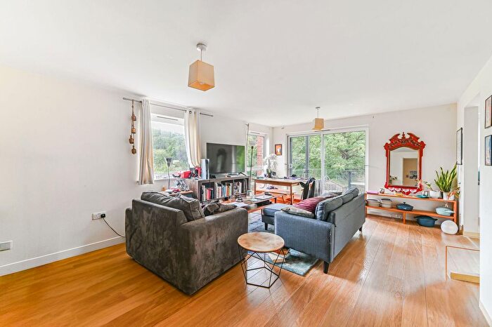 2 Bedroom Flat To Rent In Highwood Close, East Dulwich, London, SE22