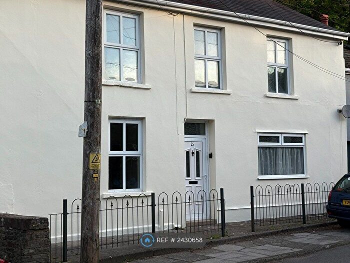 4 Bedroom Semi-Detached House To Rent In Pantteg, Ystalyfera, Swansea, SA9