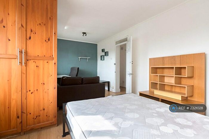 2 Bedroom Flat To Rent In Rugless House, London, E14