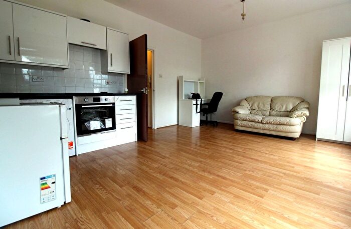 Studio To Rent In Streatham High Road, London, SW16