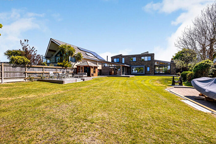 4 Bedroom House To Rent In North Shore Road, Hayling Island, Hampshire, PO11