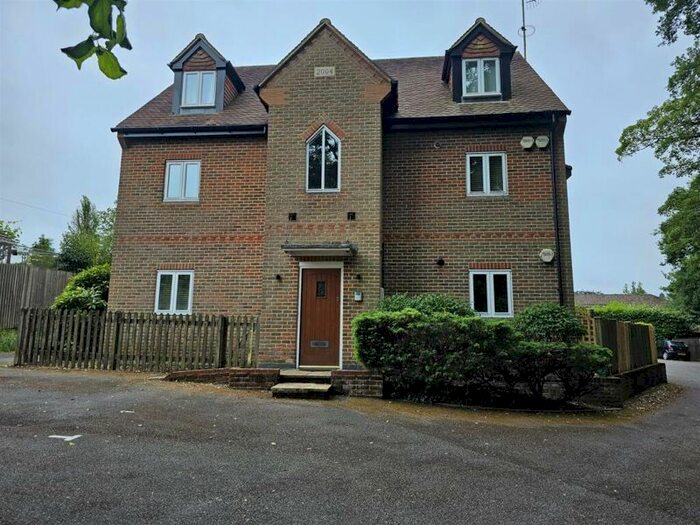 2 Bedroom Flat To Rent In Pathfields, Haslemere, GU27