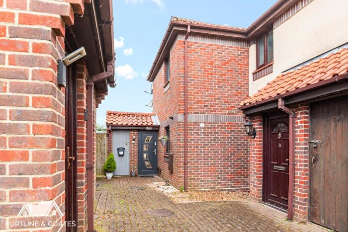 2 Bedroom End Of Terrace House For Sale In Copshall Close, Harlow, CM18