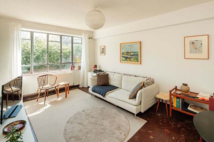 2 Bedroom Flat For Sale In Champion Hill, London, SE5