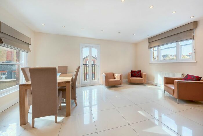 2 Bedroom Flat To Rent In Abbeville Road, Clapham, London SW4