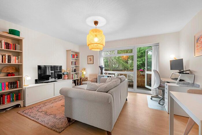 2 Bedroom Apartment For Sale In Brockley Combe, Weybridge, KT13