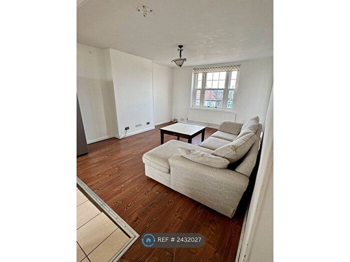 3 Bedroom Flat To Rent In Meretune Court, Morden, SM4