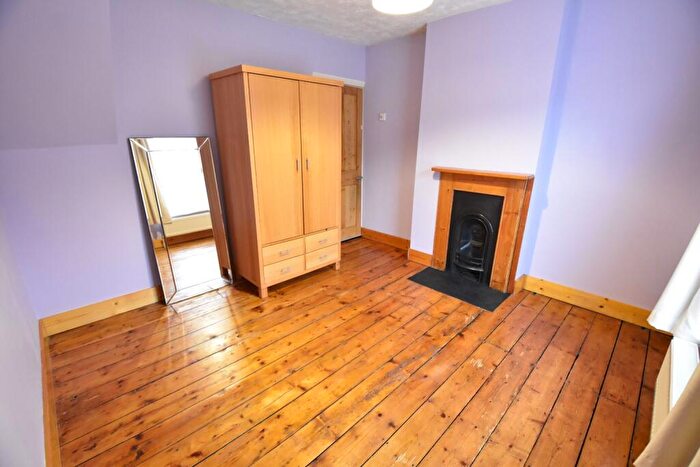 3 Bedroom End Of Terrace House For Sale In Old Bedford Road, Luton, Bedfordshire, LU2