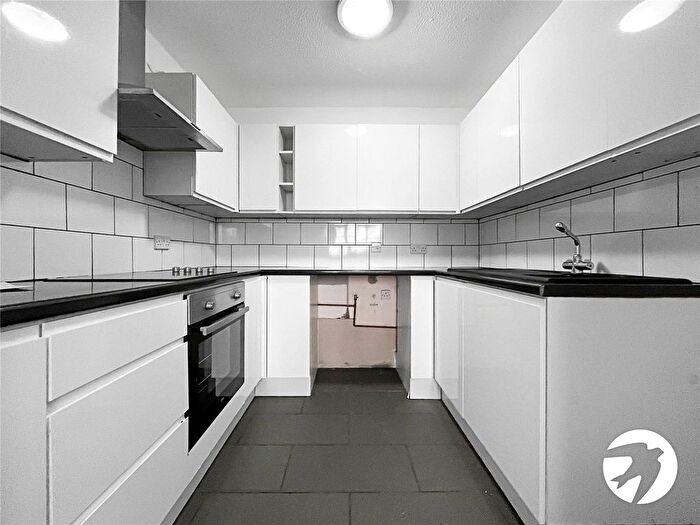2 Bedroom Flat To Rent In Wyatt Place, Rochester, Kent, ME2