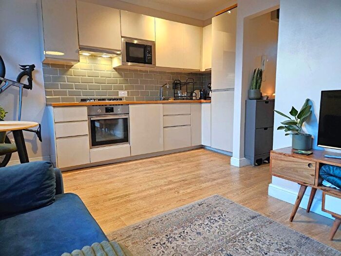 1 Bedroom Flat For Sale In Arragon Road, Central Twickenham, TW1