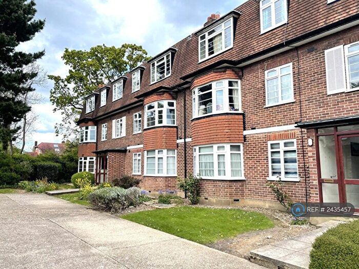 2 Bedroom Flat To Rent In Rosebank Close, London, N12