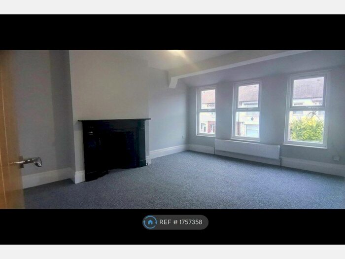 4 Bedroom Flat To Rent In Fairfax Drive, Westcliff-On-Sea, SS0