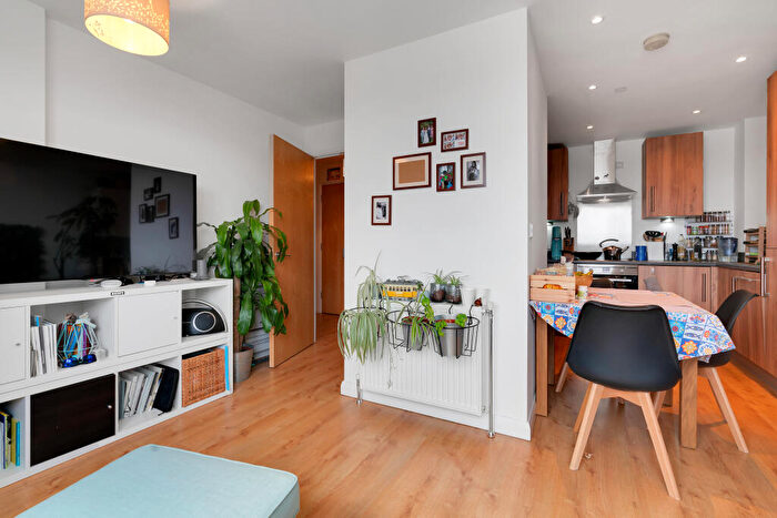 1 Bedroom Apartment To Rent In Queensland Road, Islington, London, N7