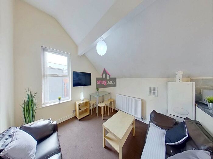 3 Bedroom Flat To Rent In Carlton Road, Salford, M6