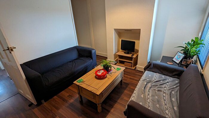 3 Bedroom Terraced House To Rent In Auckland Road, Reading, RG6