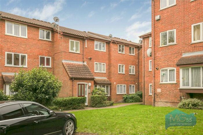 1 Bedroom Apartment For Sale In Greenway Close, Friern Barnet, London, N11