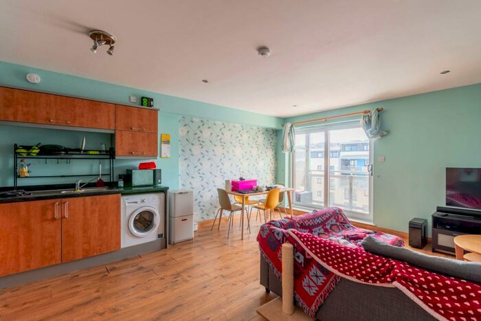 2 Bedroom Flat To Rent In Hawkhill Close Edinburgh United Kingdom, EH7