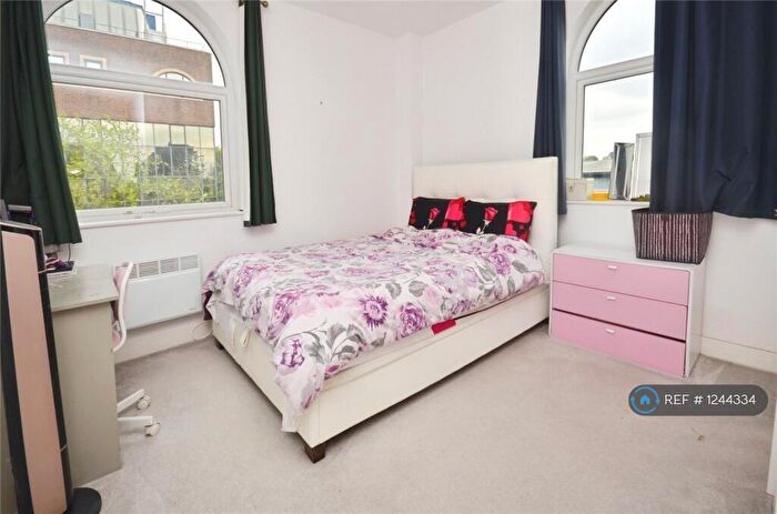 3 Bedroom Flat To Rent In Gatehouse Way, Aylesbury, HP19