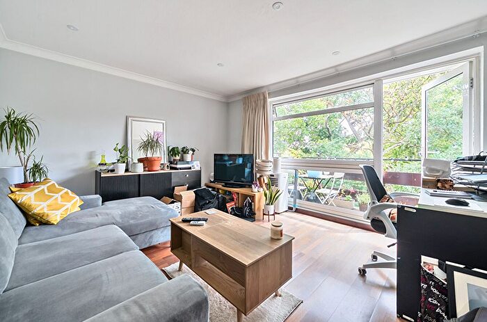1 Bedroom Flat For Sale In Oakdene Court, Walton-On-Thames, Surrey, KT12