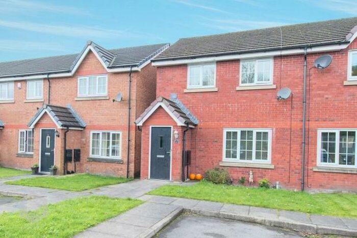 3 Bedroom Town House To Rent In Shawcroft View, Bolton, BL1