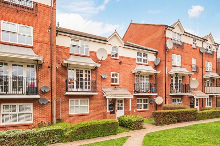 2 Bedroom Flat For Sale In Shaftesbury Gardens, Acton, NW10