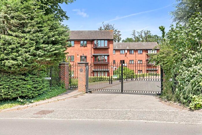 2 Bedroom Flat To Rent In Fernbank, Buckhurst Hill, Essex, IG9