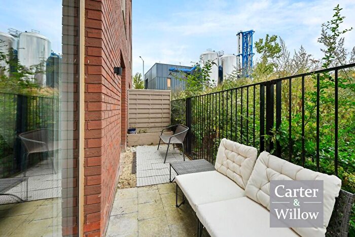 1 Bedroom Flat For Sale In Harbard Close, Barking, IG11