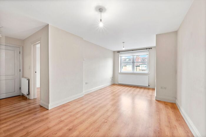 1 Bedroom Flat To Rent In Hidden Close, West Molesey, Surrey, KT8