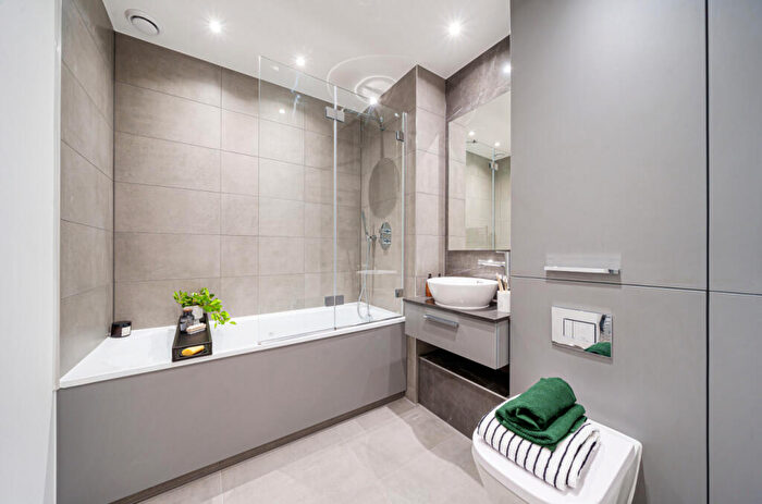2 Bedroom Apartment To Rent In Bed, Nd Floor, Haweswater At Anchors Point In Gallions Reach, E16