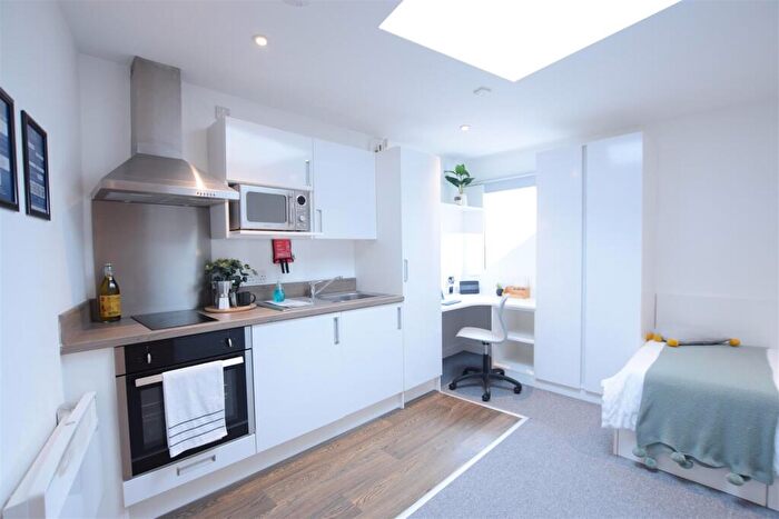 Studio To Rent In Fitzwilliam Place - Apartment - Student Apartment - /, LN5