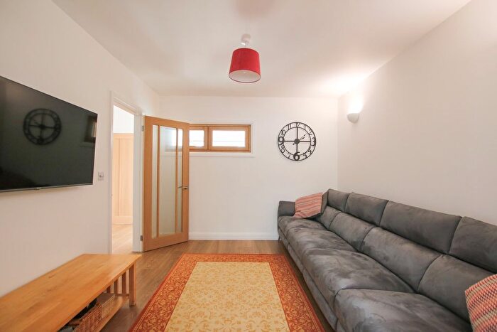 3 Bedroom Terraced House For Sale In Highfield Close, Wokingham, RG40