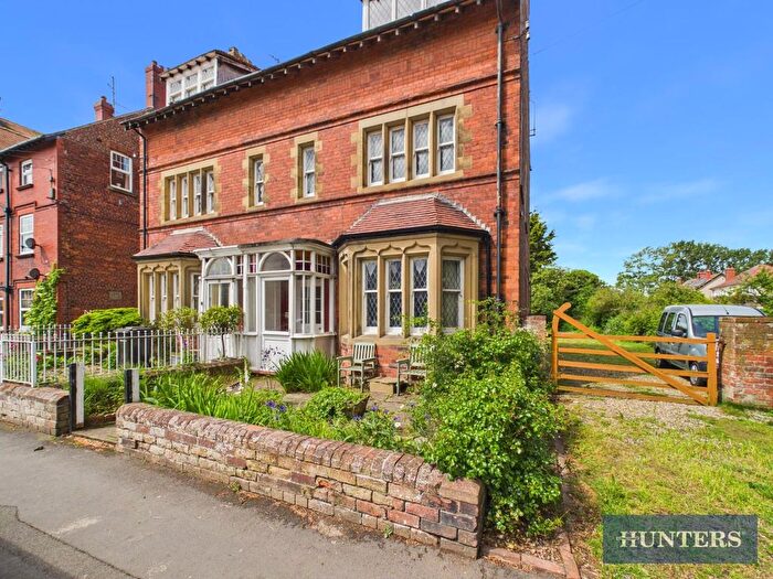 2 Bedroom Flat For Sale In West Avenue, Filey, North Yorkshire, YO14