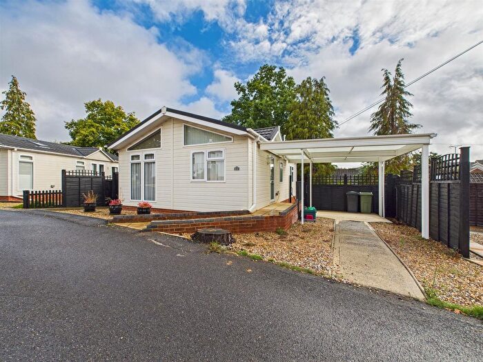 2 Bedroom Mobile/park Home For Sale In Second Avenue, Garston Park, Tilehurst, RG31