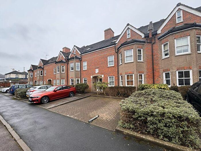 2 Bedroom Flat To Rent In Old School Close, Guildford, GU1