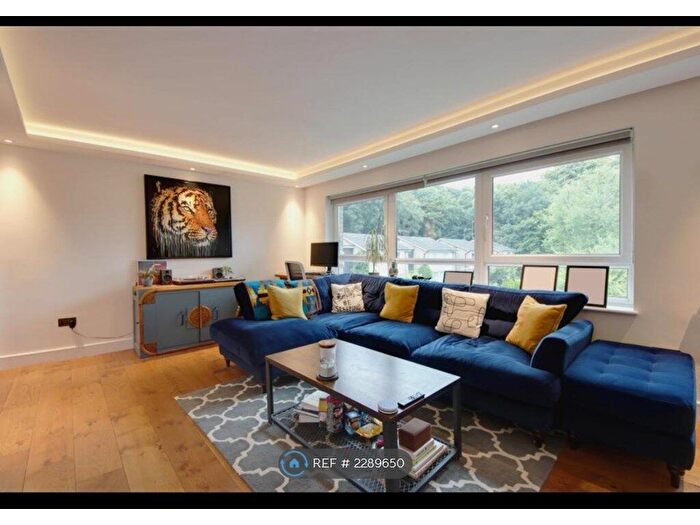 2 Bedroom Flat To Rent In The Hoe, Watford, WD19