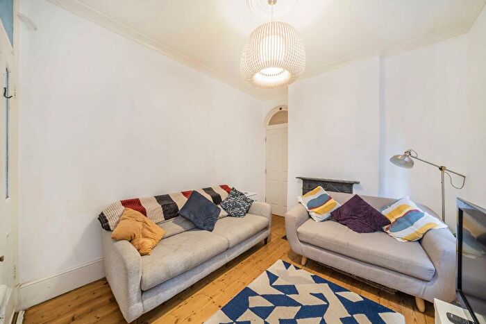 Studio To Rent In Crownstone Road, Brixton, SW2