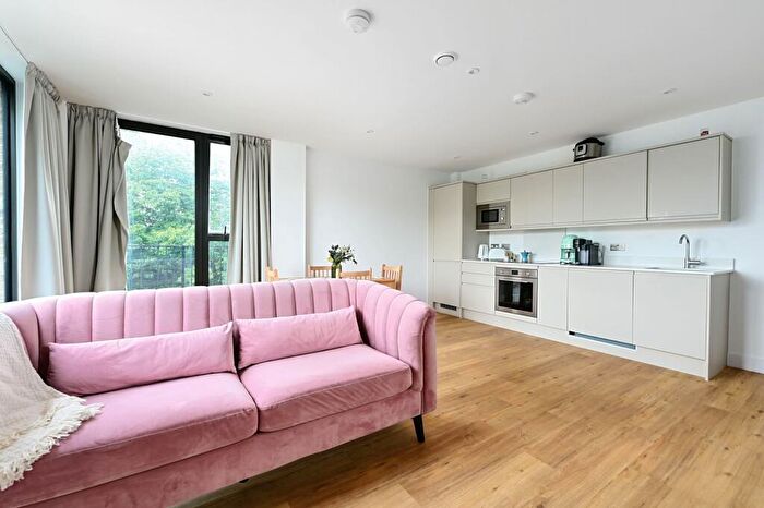 2 Bedroom Apartment To Rent In Farnborough Road, Farnborough, GU14