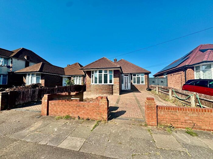 3 Bedroom Detached Bungalow For Sale In Clevedon Road, Stopsley, Luton, Bedfordshire, LU2