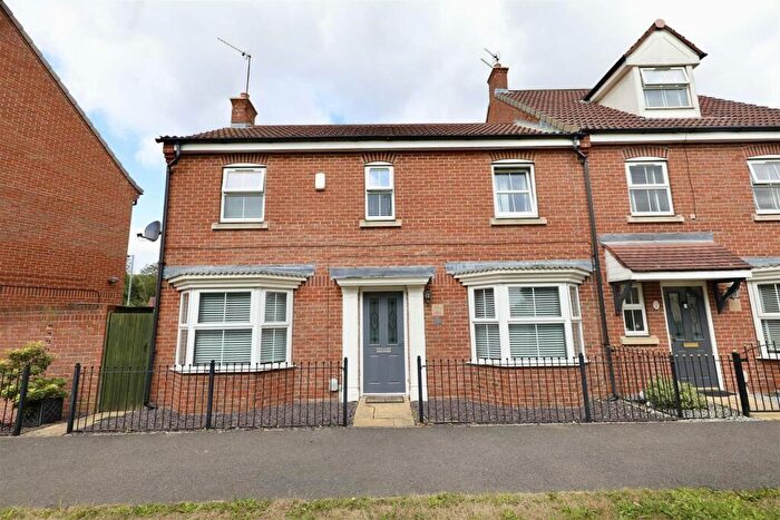 3 Bedroom Semi-Detached House For Sale In Shinewater Park, Kingswood, Hull, HU7