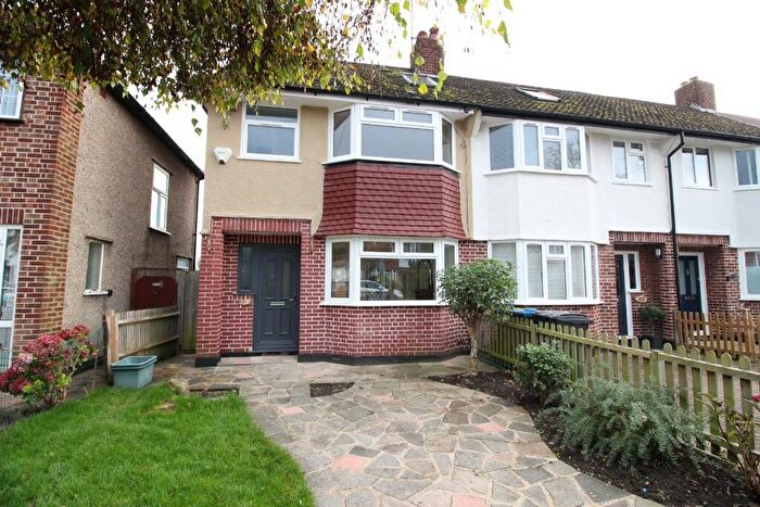 3 Bedroom End Of Terrace House For Sale In Kingshill Avenue, Worcester Park, Surrey, KT4