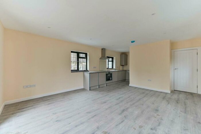 2 Bedroom Flat To Rent In Station Approach Road, Sutton, Tadworth, KT20