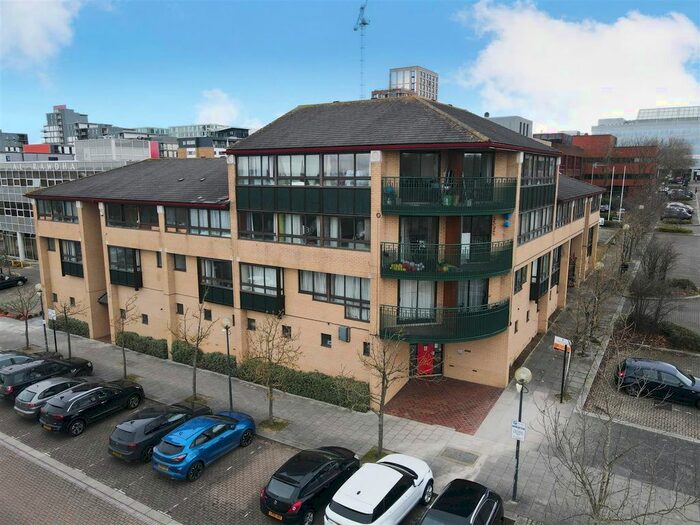 Houses for sale & to rent in MK6 1AJ, Snowdon Drive, Central Milton