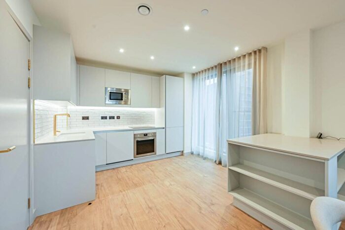 2 Bedroom Flat To Rent In Walthamstow Central, Walthamstow, E17