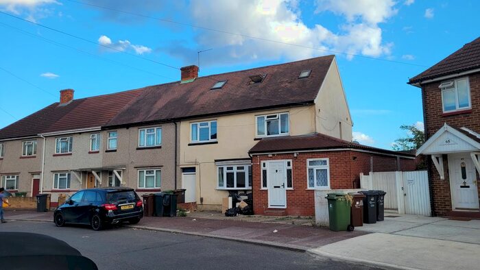 Studio To Rent In Bell Farm Avenue, Dagenham, Essex, RM10