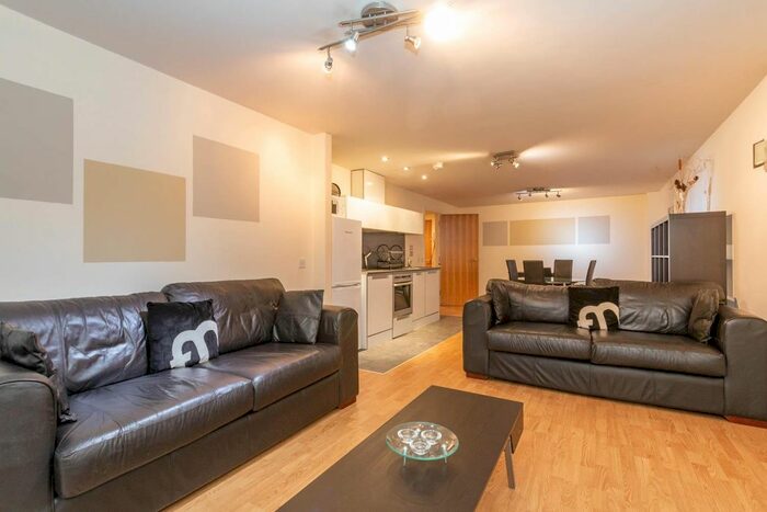 1 Bedroom Flat To Rent In Islington Gates, Fleet Street, B3
