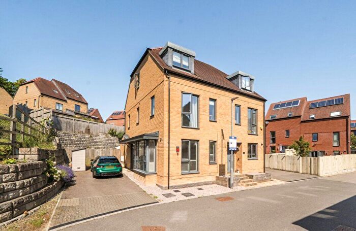 3 Bedroom Semi-Detached House For Sale In Tullick Way, Coulsdon, CR5